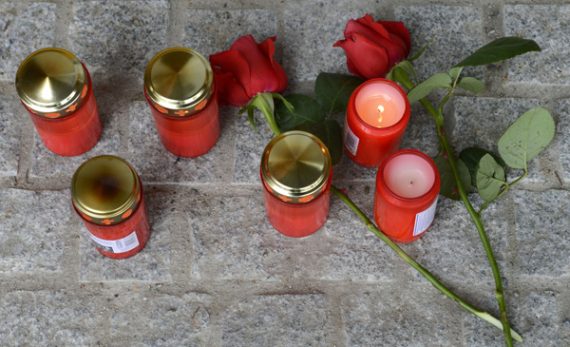 Kerzen und Rosen vor der Behindertenwerkstatt Titisee-Neustadt