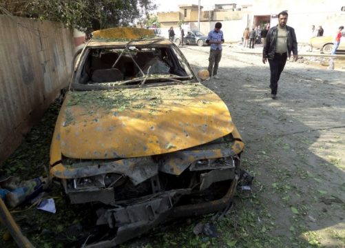 Durch Bombe zerstörtes Auto im irakischen Kirkuk