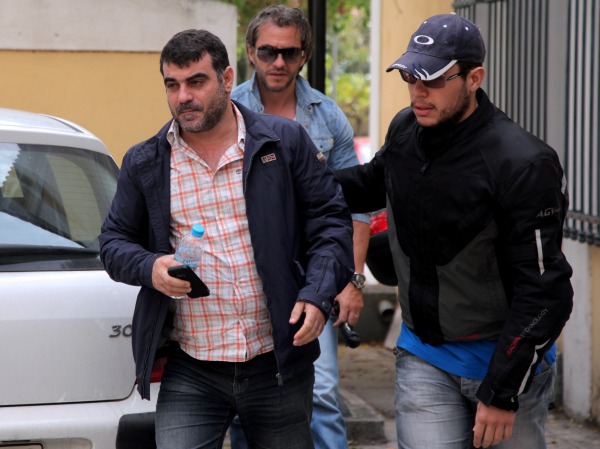 Kostas Vaxevanis bei seiner Festnahme am 28. Oktober