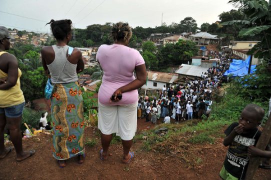 Wahlen in Sierra Leone: Menschen vor einem Wahlbüro in Freetown