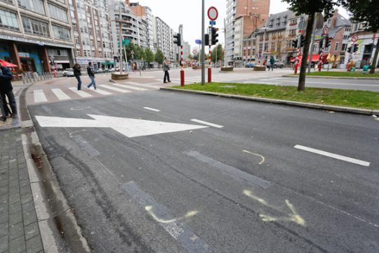 Unfall mit Fahrerflucht in Lüttich: Auf dem Boulevard de la Souvenière fährt ein Autofahrer drei Menschen an
