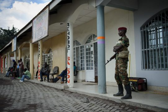 M23-Soldat vor einem Geschäft in Goma