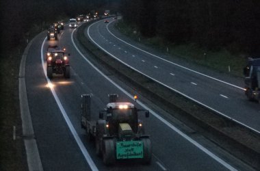 Protest der Milchbauern: Traktoren auf dem Weg nach Brüssel (Autobahn auf Höhe St. Vith)