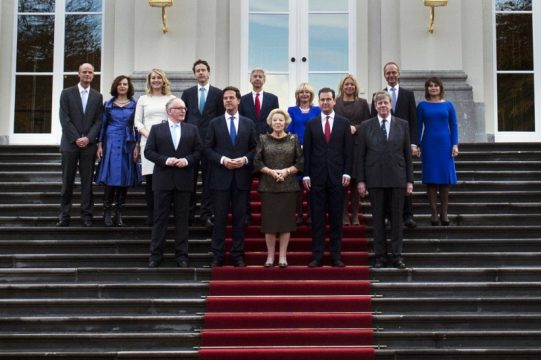 Königin Beatrix und die neue niederländische Regierung