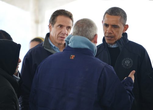 Gouverneur Andrew Cuomo und Präsident Barack Obama sprechen mit den Betroffenen
