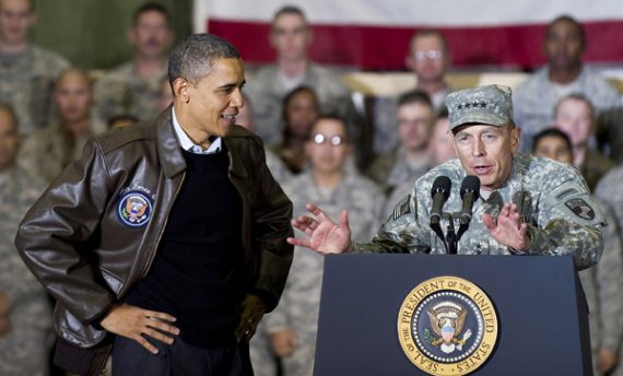 Barack Obama mit General David Petraeus (12/2010)