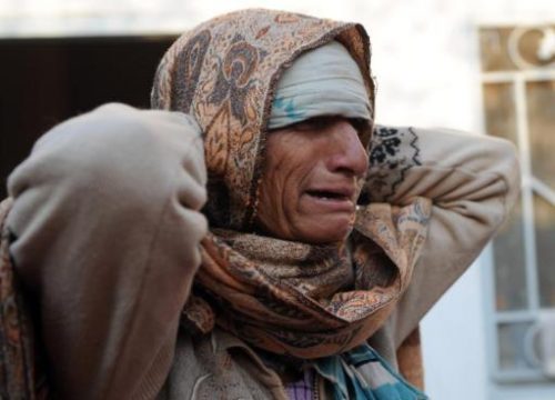 Ein Schiite trauert um Angehörige, die bei dem Anschlag ums Leben kamen