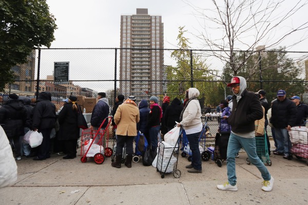 Einwohner Manhattans warten auf Hilfsmittel nach "Sandy"