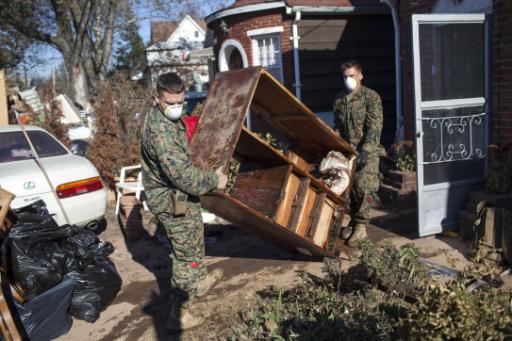 Soldaten helfen bei den Aufräumarbeiten nach Sturm Sandy