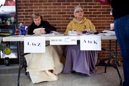 Ein improvisiertes Wahllokal in Toms River, New Jersey, ohne Heizung