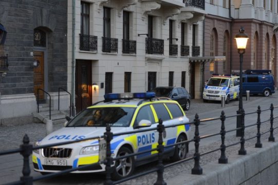 Polizei vor der Residenz des schwedischen Ministerpräsidenten Fredrik Reinfeldt