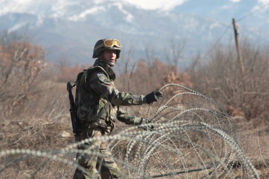 Soldat der KFOR-Truppe im Kosovo an der Grenze zu Serbien