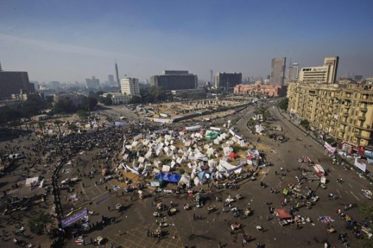 Gegner der Verfassungserklärung von Präsident Mursi harren auf dem Tahrir-Platz aus