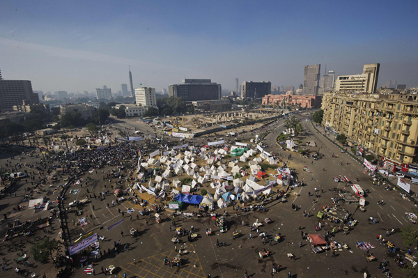 Gegner der Verfassungserklärung von Präsident Mursi harren auf dem Tahrir-Platz aus