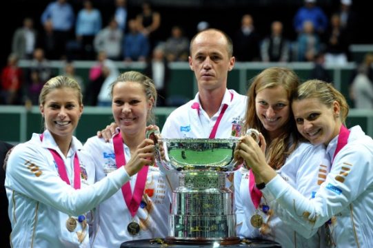 Andrea Hlavackova, Lucie Hradecka, Kapitän Petr Pala ,Petra Kvitova und Lucie Safarovahold (vlnr)