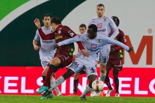 Mechelen (in weiß) gegen Zulte Waregem (in rot)