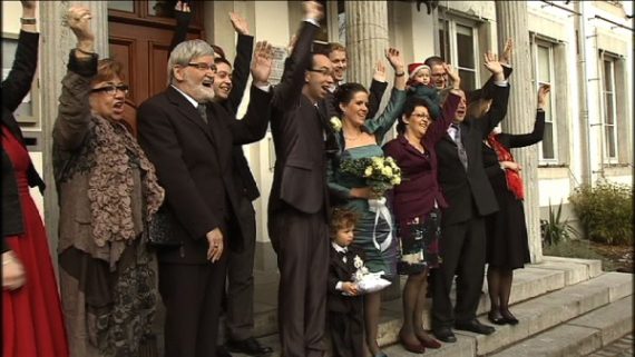 Eine der vielen Hochzeitsgesellschaften am 12.12.12 in Eupen