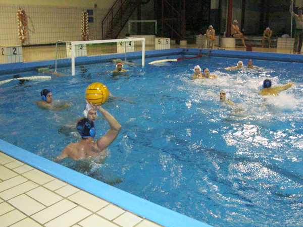 Wasserball: Eupen (weiß) verliert mit 10:12 gegen Strombeek