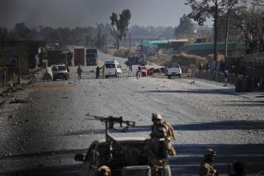 Afghanische Sicherheitsleute sichern den Ort des Anschlags ab