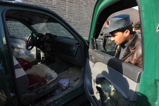 Afghanische Polizei untersucht den Wagen des getöteten Mohammad Musa Rassouli