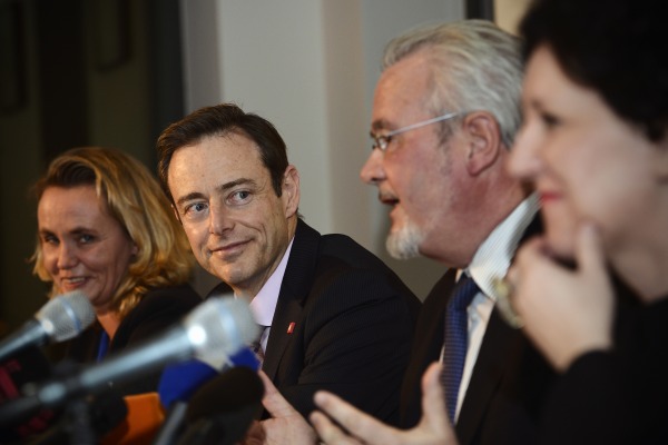 Die neue Koalition in Antwerpen: Liesbeth Homans, Bart De Wever, Marc Van Peel und Annemie Turtelboom (vlnr)
