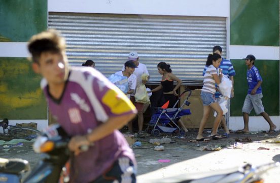 Jugendliche plündern einen Laden in Rosario