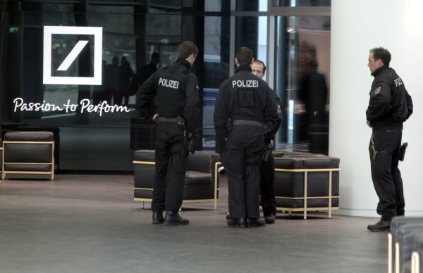 Ermittler vor dem Hauptsitz der Deutschen Bank in Frankfurt am Main