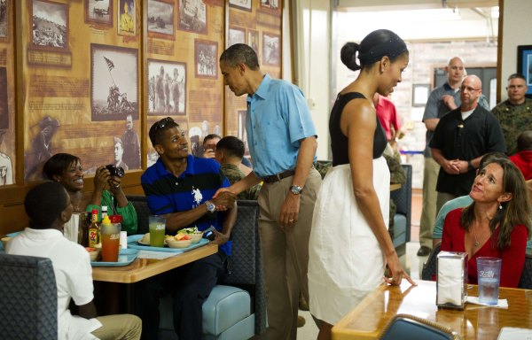 Barack und Michelle Obama mit Mitgliedern des Militärs und ihren Familien in der Marine Corps Station in Kaneohe Bay, Hawaii