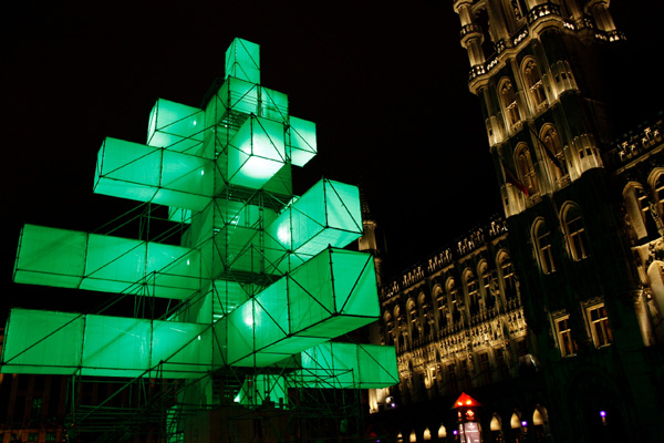 "Moderner Weihnachtsbaum": Die Lichtinstallation in Brüssel hat nicht nur Freunde
