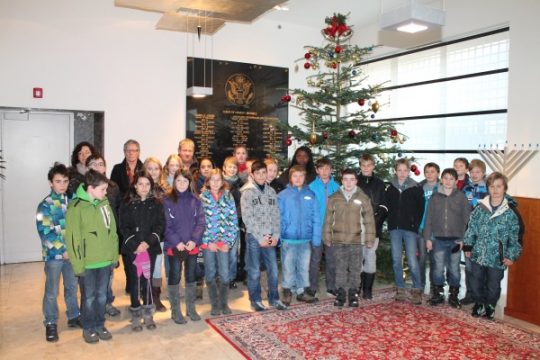 Schüler und Schülerinnen der Clara Viebig-Schule in der US-Botschaft in Brüssel