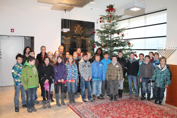 Schüler und Schülerinnen der Clara Viebig-Schule in der US-Botschaft in Brüssel
