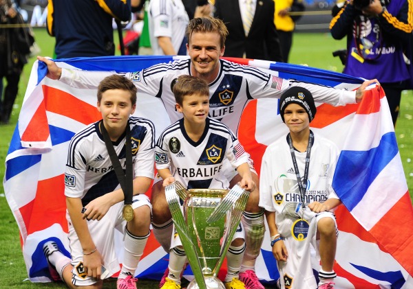 David Beckham mit seinen Söhnen Brooklyn, Cruz und Romeo (vlnr)