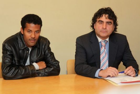 Leichtathlet Atelaw Bekele und sein Anwalt Chris Vandebroeck