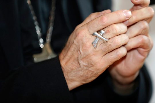 Hände und Ring von Erzbischof André-Joseph Léonard