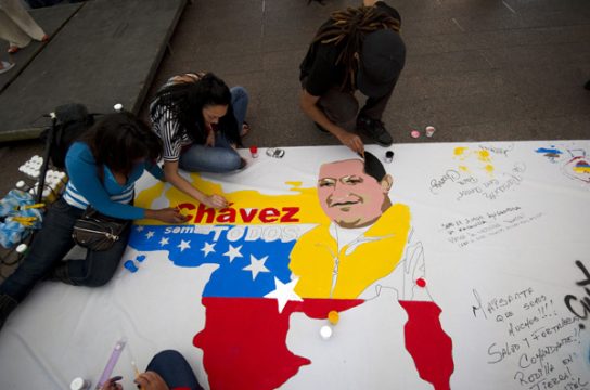 Auf einem Platz in Caracas: Chavez-Unterstützer malen ein Plakat für den erkrankten Präsidenten