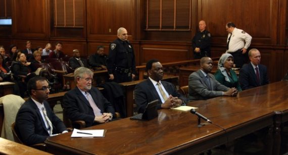 Anhörung in New York: DSK-Hauptanwalt William Taylor(2vl), Amit Mehta(l), Kenneth Thompson(3vr) Nafissatou Diallo(2vr)