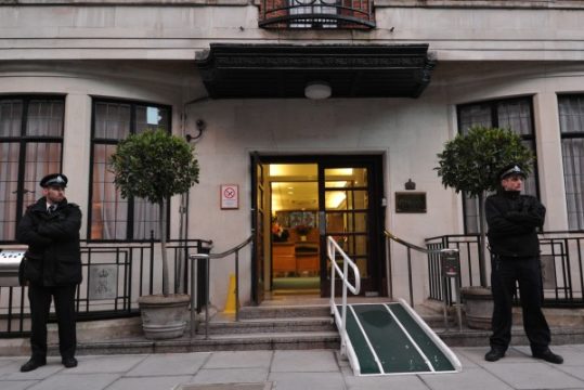 Polizisten vor dem King Edward VII Hospital in London