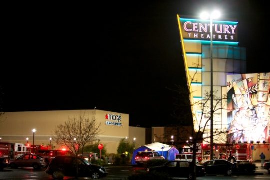 Polizei und Rettungsdienste vor dem Einkaufszentrum in Clackamas, Oregon