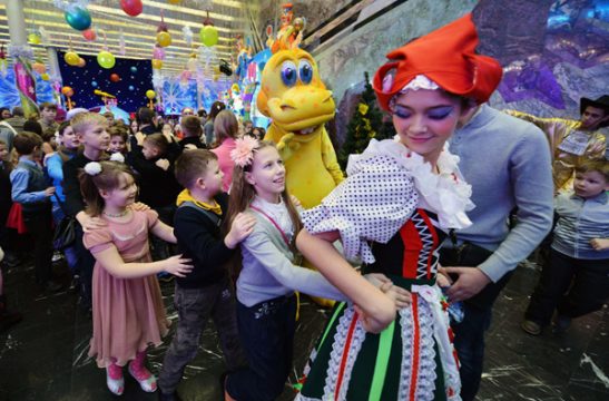 Moskau: Kinder feiern den Start in die Neujahrsferien
