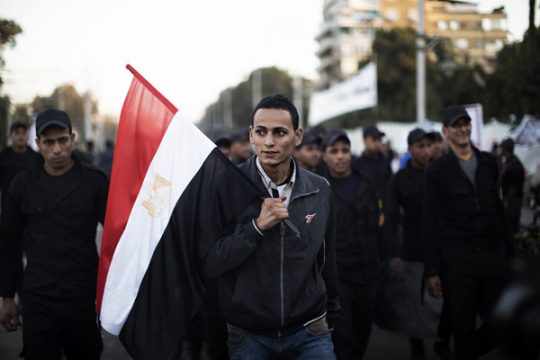 Ägypter mit Flagge vor dem bewachten Präsidentenpalast in Kairo