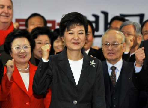 Südkoreas künftige Präsidentin Park Geun Hye mit ihren Parteifreunden