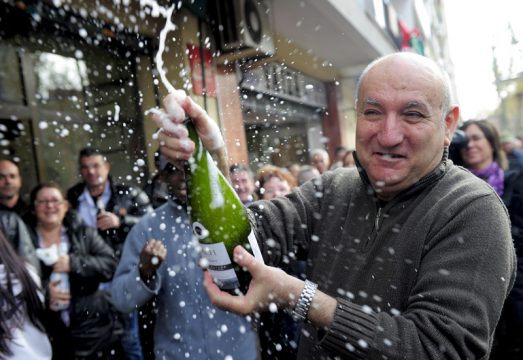 El Gordo: Spanische Lotterie schüttet Milliardengewinne aus (Bild: Palleja, in der Nähe von Barcelona)