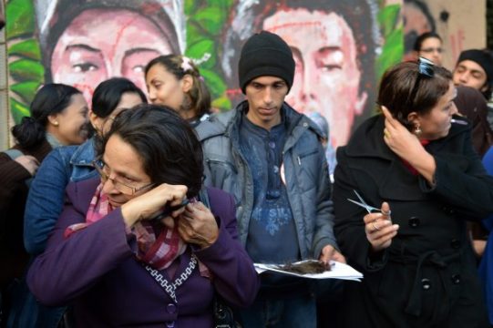 Ägyptische Frauen schneiden sich aus Protest gegen die Verfassung die Haare ab (in Kairo)