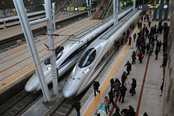 Hochgeschwindigkeitszüge vor dem Start in Peking