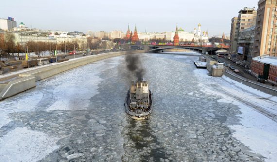 Eisbrecher auf dem Moskwa-Fluss