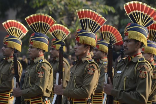 Indische Polizisten erweisen ihrem verstorbenen Kollegen die letzte Ehre