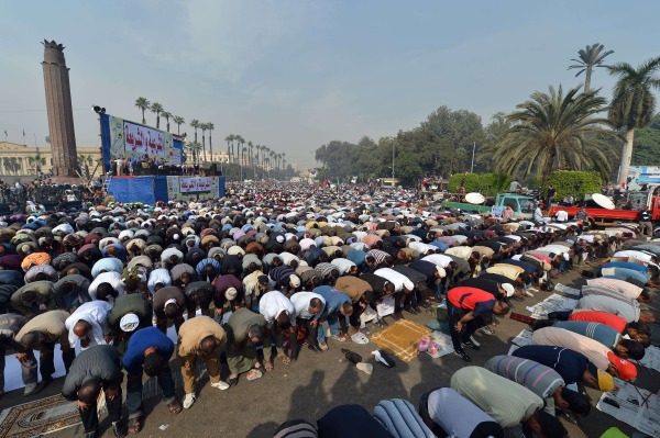 Tausende Islamisten beten in Kairo für Präsident Mohammed Mursi