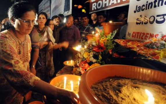 Kerzen werden in Erinnerung an Jacintha Saldanha angezündet