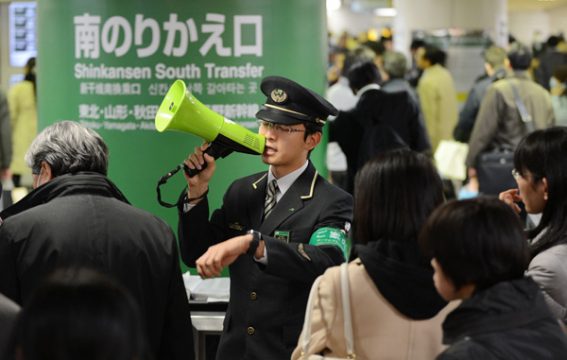 Sicherheitsdurchsage im Bahnhof von Tokio