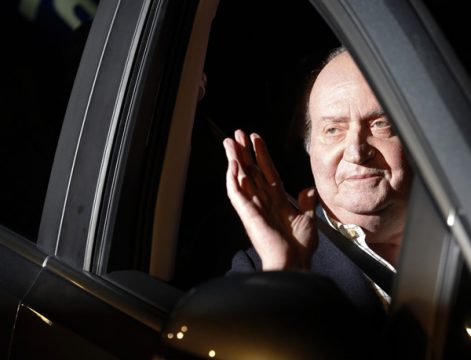 Spaniens König Juan Carlos bei der Entlassung aus dem Krankenhaus (2.12.)